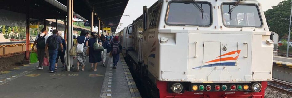 チレボン駅と列車