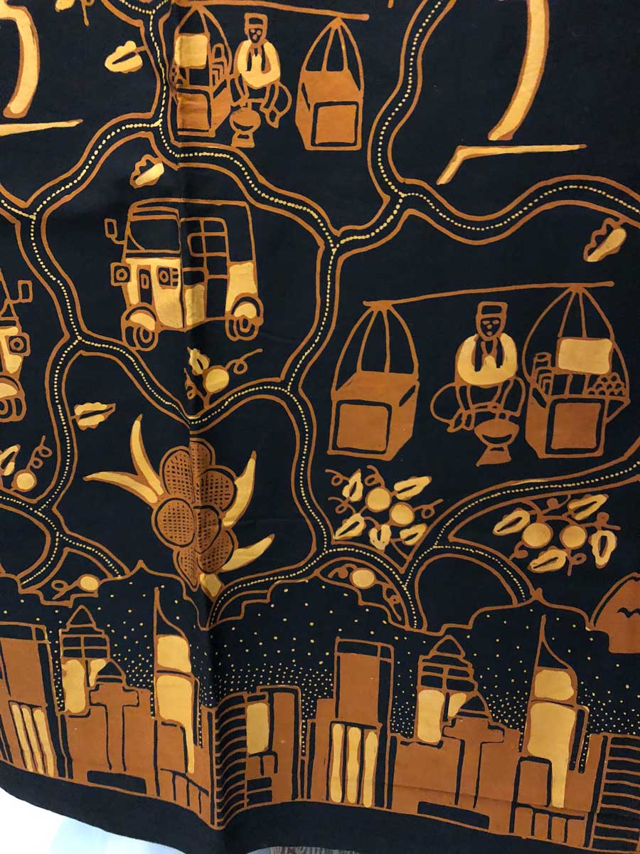 イナクラフトで見付けたジャカルタ柄のバティック。バジャイなどジャカルタの風物が描かれ、下にはジャカルタのビル群