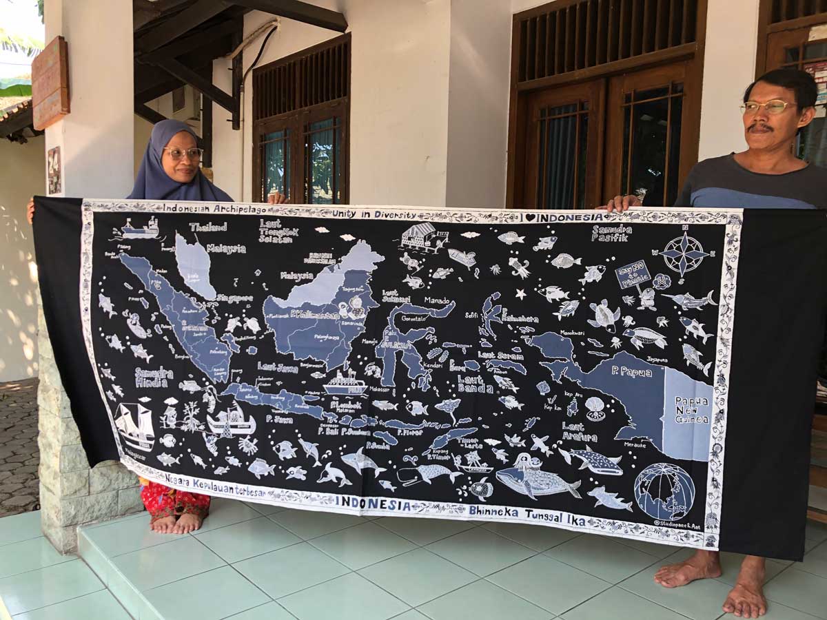 完成したインドネシア地図バティックを持つアリさん（左）とワワンさん