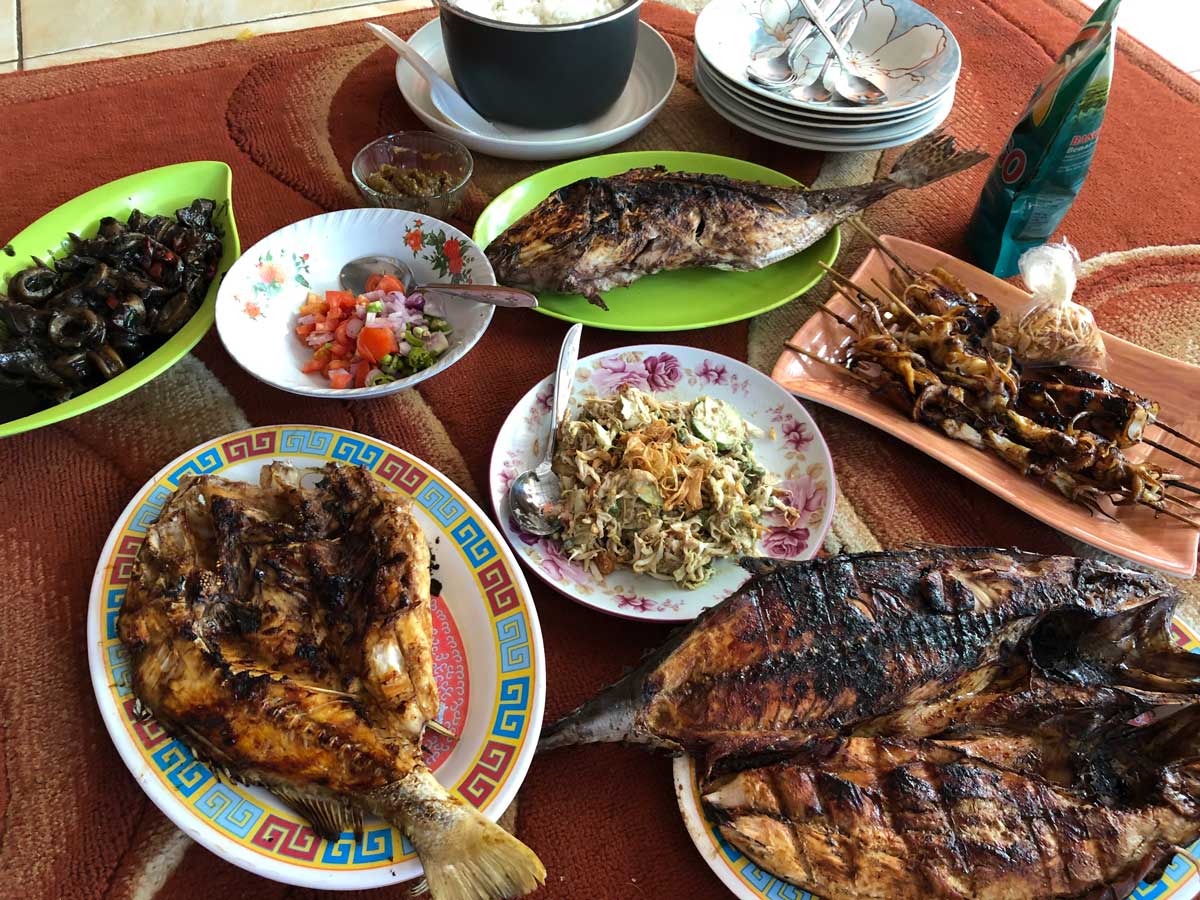 アアットさん宅での昼食。焼き魚、焼きイカ、イカの墨煮