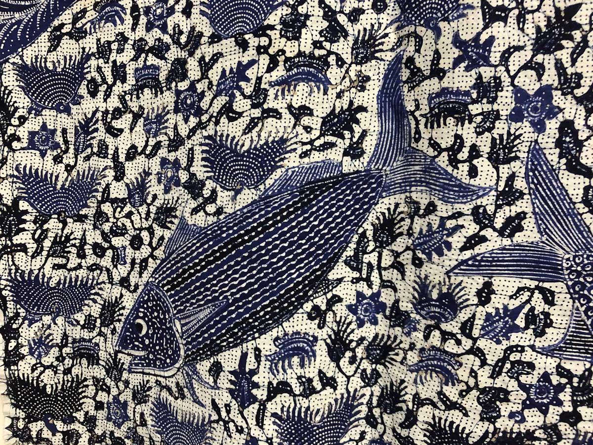 魚のアップ。微妙な濃淡が付けられている。背景の白には「チョンプロガン」(針刺し)をしてある