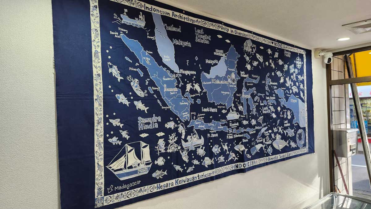 店の入口に貼られた、賀集さんのインドネシア地図バティック