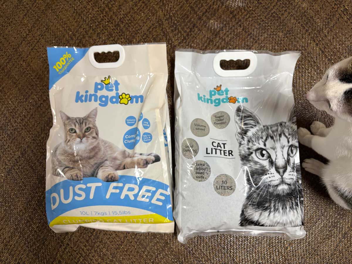うちのねこたちのお気に入り、「ペット・キングダム」の砂。左は「ダストフリー」