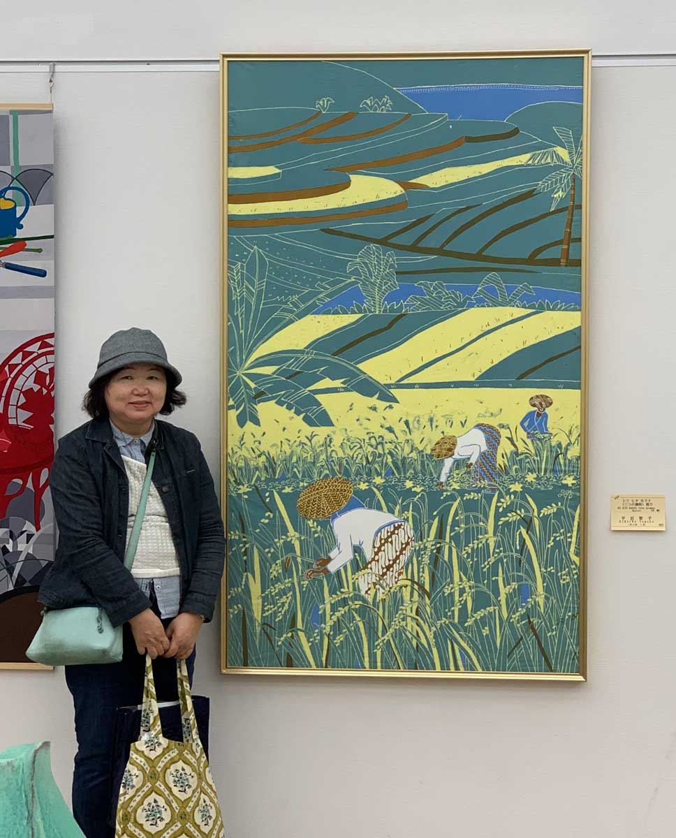 平岩智子さんと日展入選作「トリ ヒタ カラナ(三つの調和) 稔り」(写真は全て平岩さん提供)