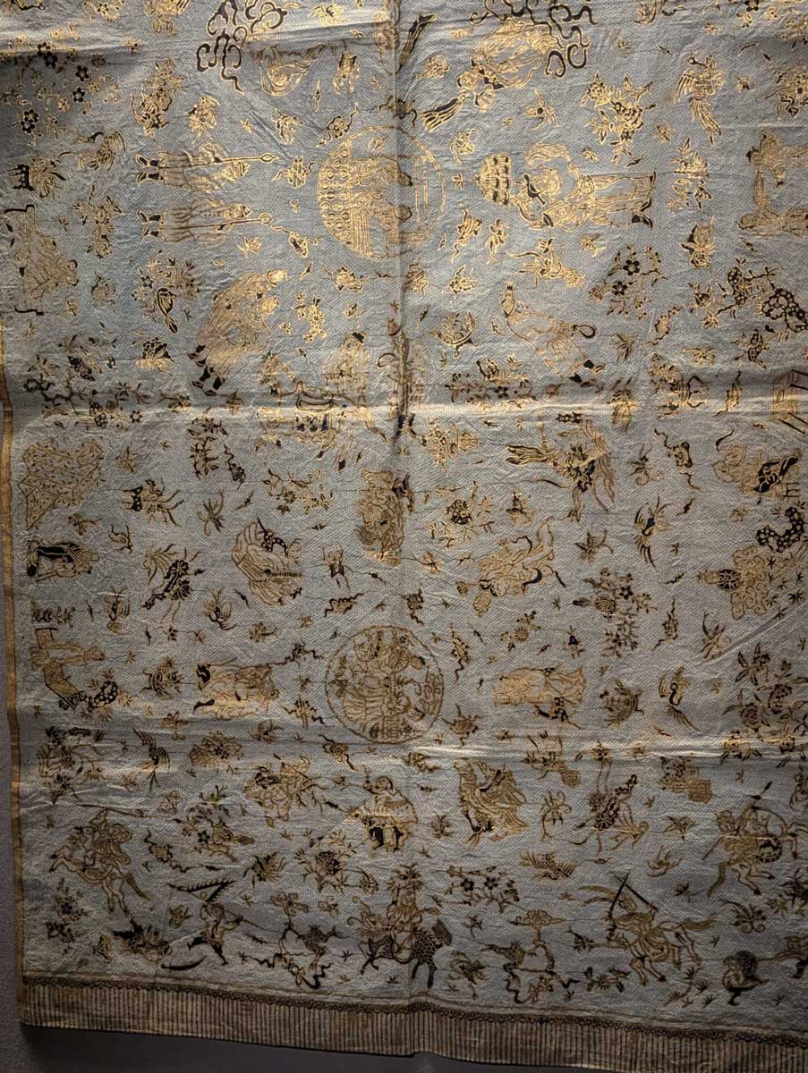 カイン・パンジャン(腰衣) 花卉人物文様印金バティック(20世紀初頭、チレボン)