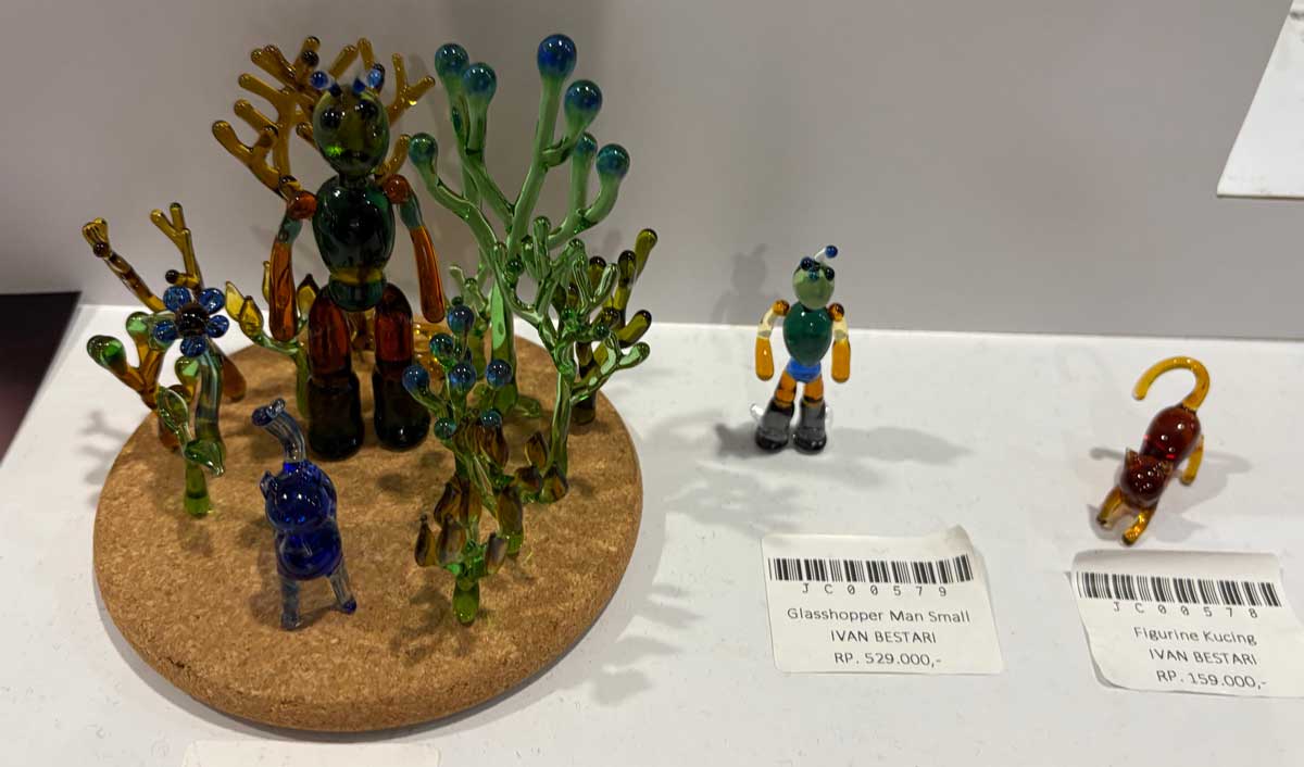 愛らしいガラスのねこ（右）。再生ガラス作家のIvan Bestari「Figurine kucing」（15万9000ルピア）