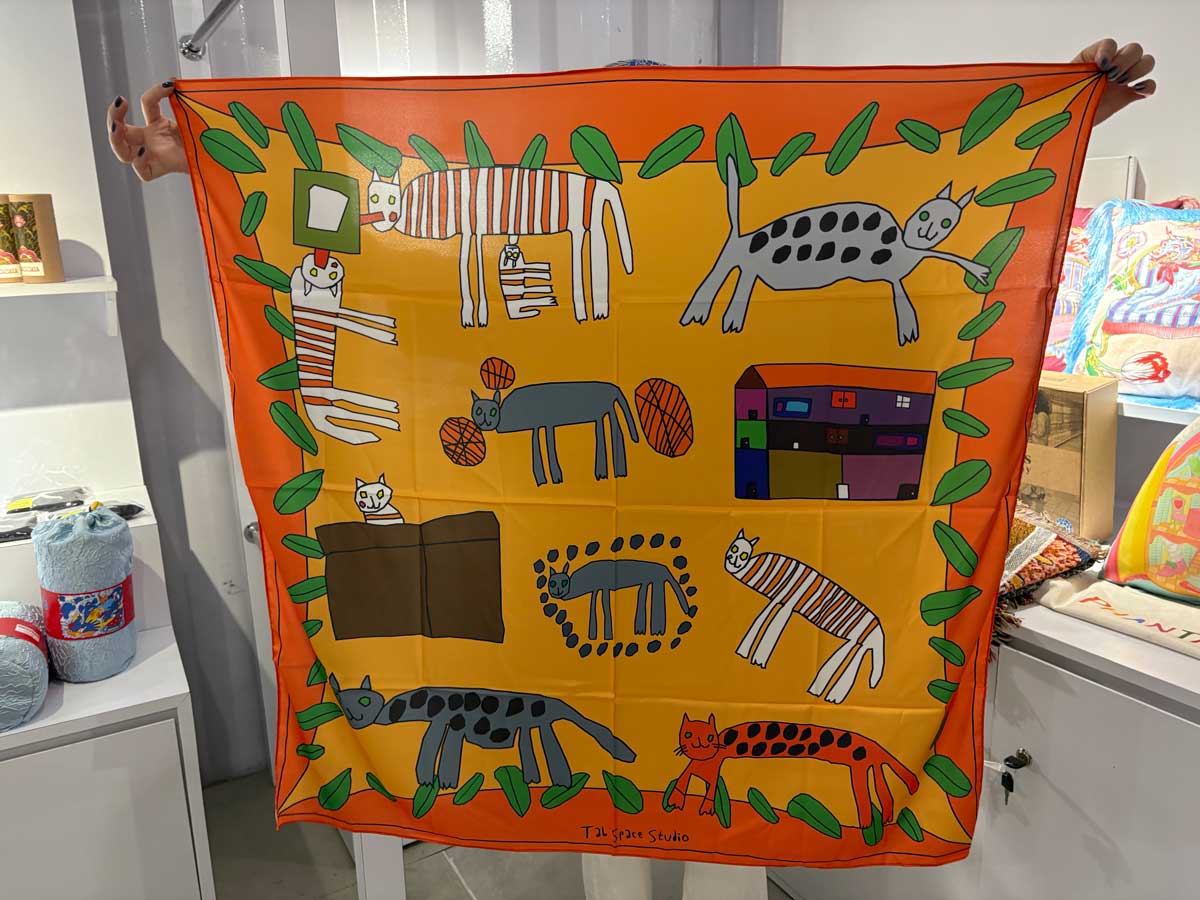 障害を持つアーティストの作品、ねこのスカーフ