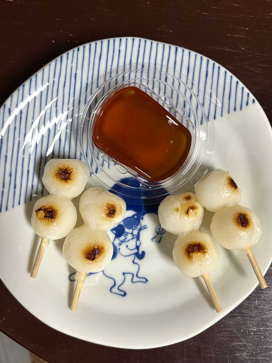 ジャカルタの「シャトレーゼ」で買ったみたらし団子と「十草」