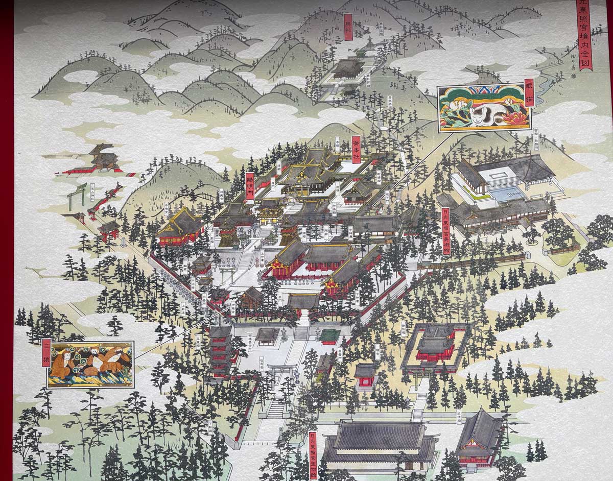 東照宮に来た! 眠猫がいるのは奥の方