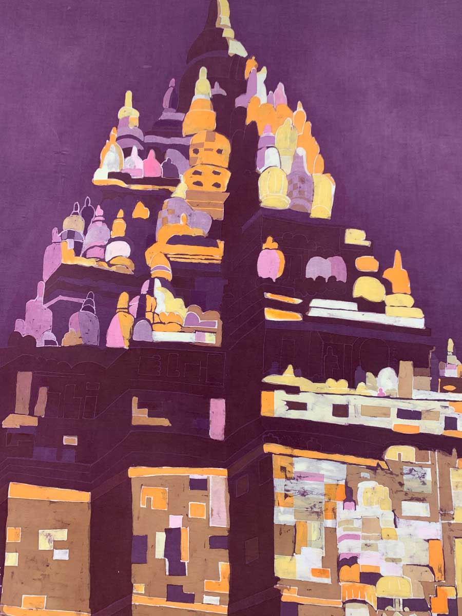 残照でオレンジ色に染まるプランバナン寺院