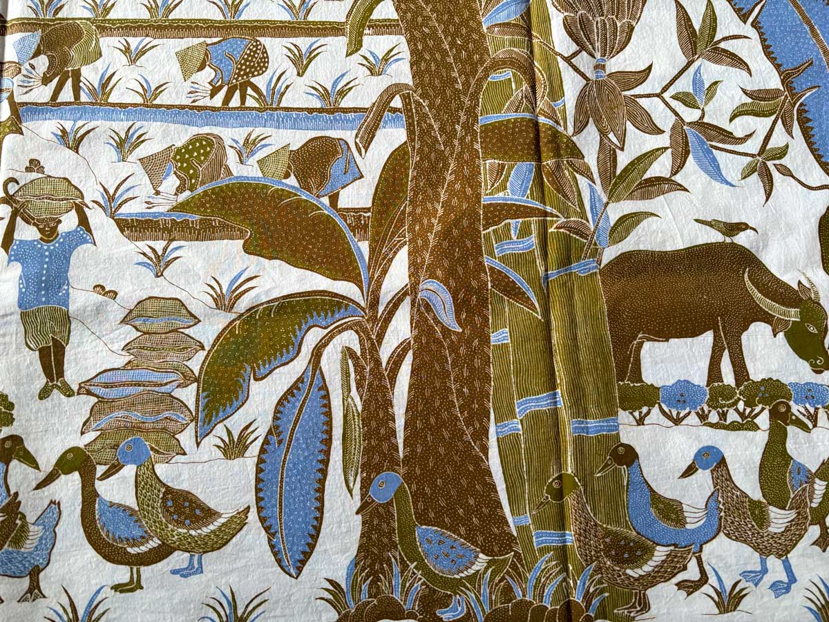 バナナと竹の周りに農作業をする人、アヒル、水牛、鳥