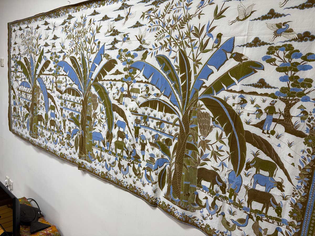 中央の横線の上が空、下が大地。にぎやかな農村風景