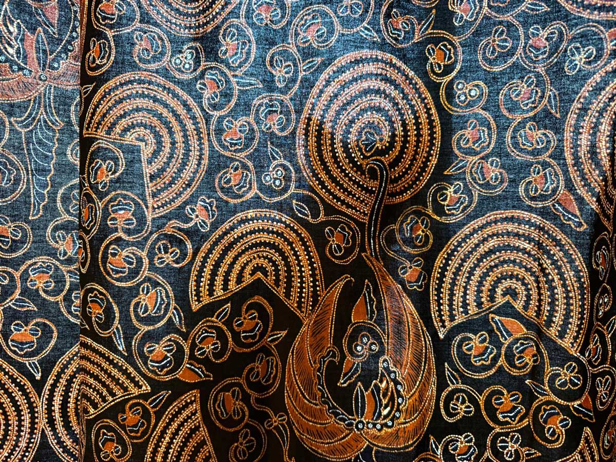 バティックの後ろにねこの影