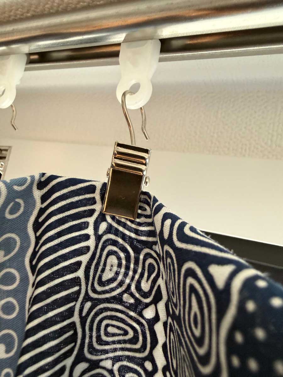 百均のハンガークリップで挟み、カーテンレールのフックに引っ掛けるだけ