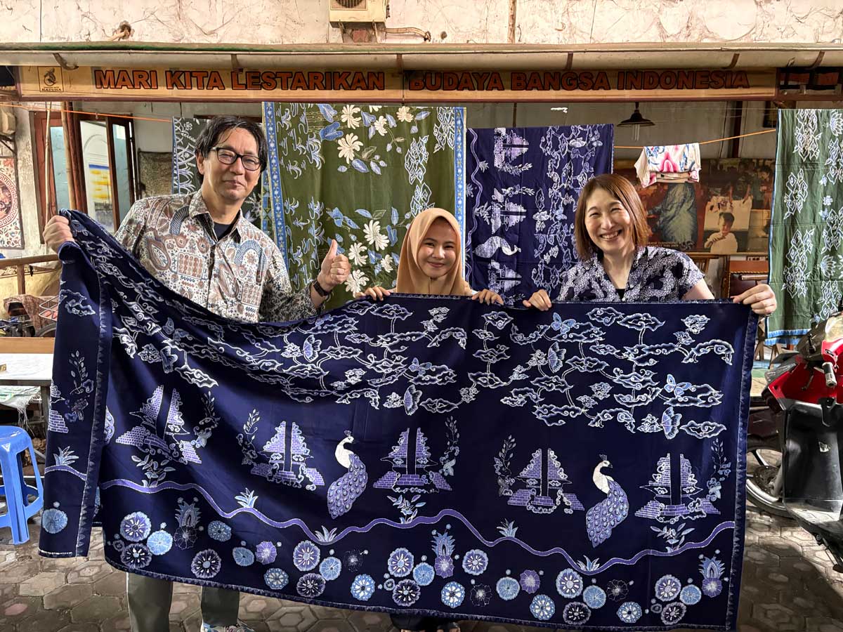 バティックを購入したツアー参加者の夫婦と作者のイリヤニさん。自分の作ったバティックが売れて、とてもうれしそうだった